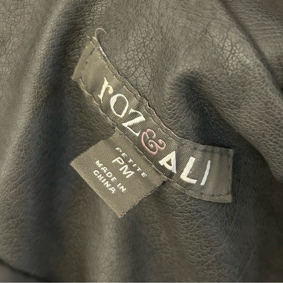 ROZ & ALI Women's Gray faux Leather Jacket petite M - Picture 8 of 13